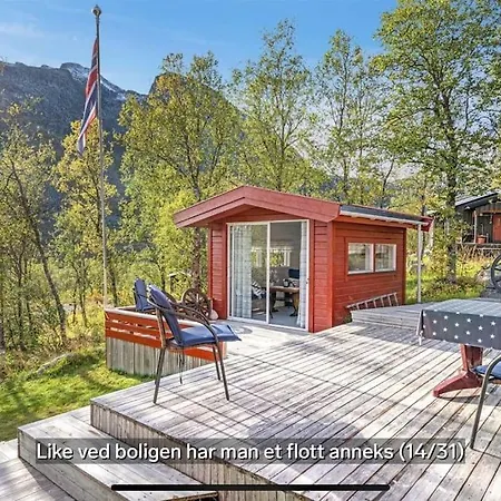 Med Havutsikt Og Stor Terasse! Hébergement de vacances Kvaloya